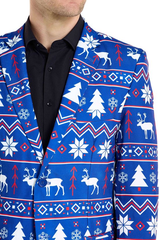 Blauwe blazer met kerstprint: kerstbomen, rendieren en sneeuwvlokken in rood en wit.