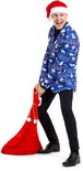 Man met kerstmuts en blauwe kerstblazer die een rode kerstzak draagt.