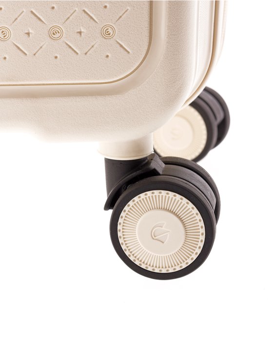 Close-up van de off-white Gladiator koffer met decoratief patroon en zwarte draaiwielen.