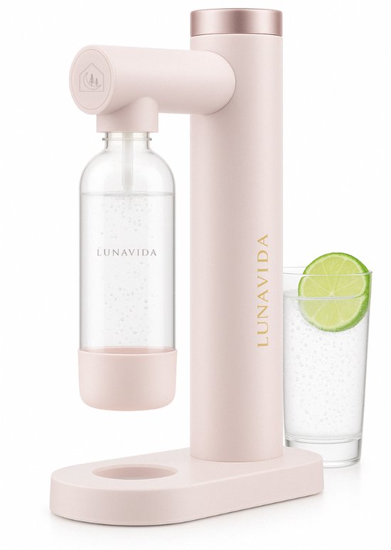 Roze bruiswatertoestel met een transparante fles met bruiswater en een glas bruiswater met limoenpartje.