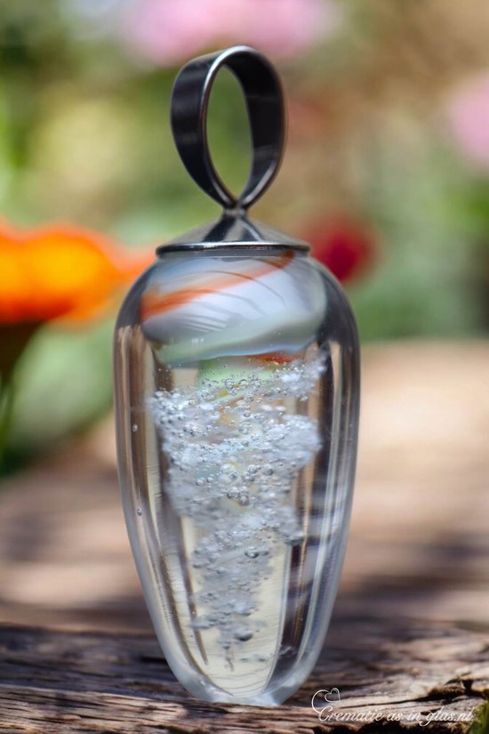 Urn sieraad – as-sieraad van glas met swirl – druppelvorm met groen-oranje-witte glaslijn – dames gedenksieraad
