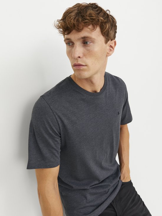 Donkergrijs gemêleerd T-shirt met korte mouwen en een klein geborduurd '&' logo op de borst.