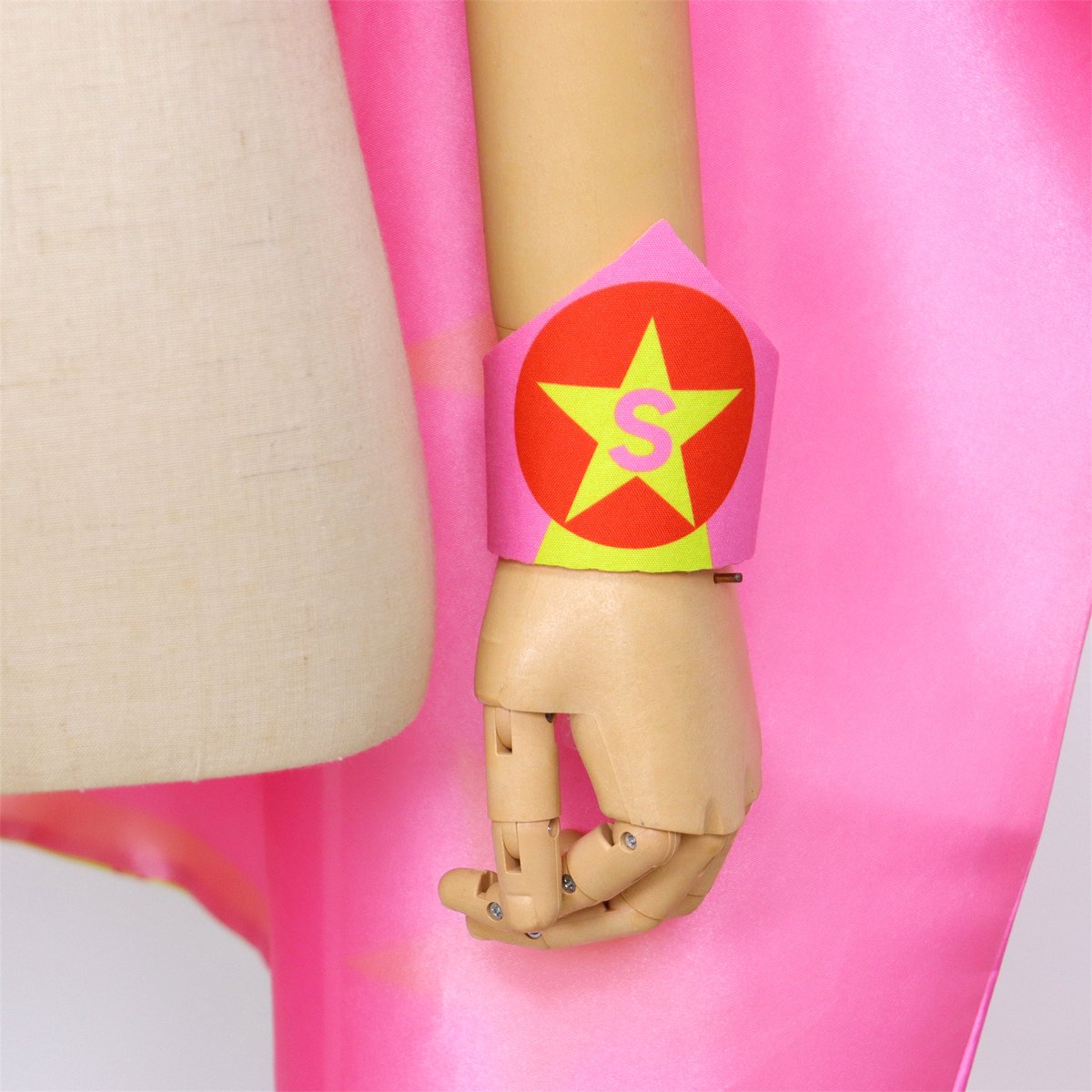 Joya Kids® Verkleedset Meisje | Superheldin Cape Masker Armbanden | Roze met Gele Sterren | Verkleedkleding Kinderen | Carnaval & Rollenspel | Superheld Ster | Verkleedkleding 3-delig | Roze en Geel — afbeelding 4