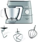 Robot pâtissier Kenwood argenté avec bol inox et accessoires.