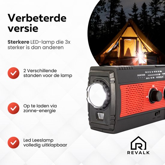 Rode noodradio met felle LED-zaklamp, in een bosrijke omgeving. De lamp heeft 2 standen en laadt op via zonne-energie.