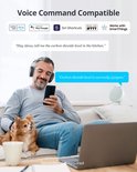 Man zit op bank met telefoon, draadloze koptelefoon op en hondje op schoot. Tekst: 'Voice Command Compatible'.