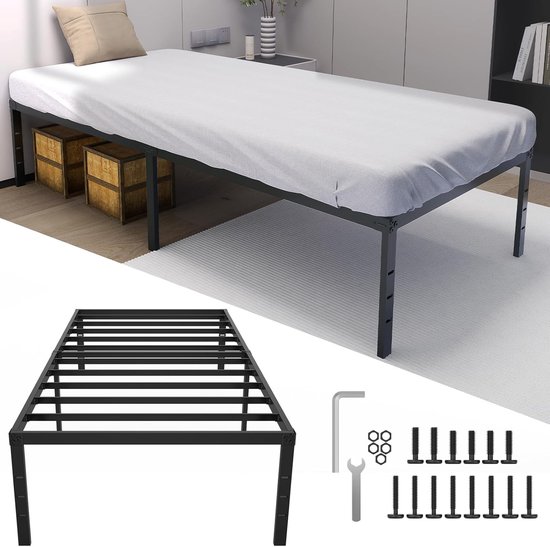 Cadre de lit simple en métal noir avec matelas. Outils de montage et pièces inclus. Deux caisses en bois sous le lit.