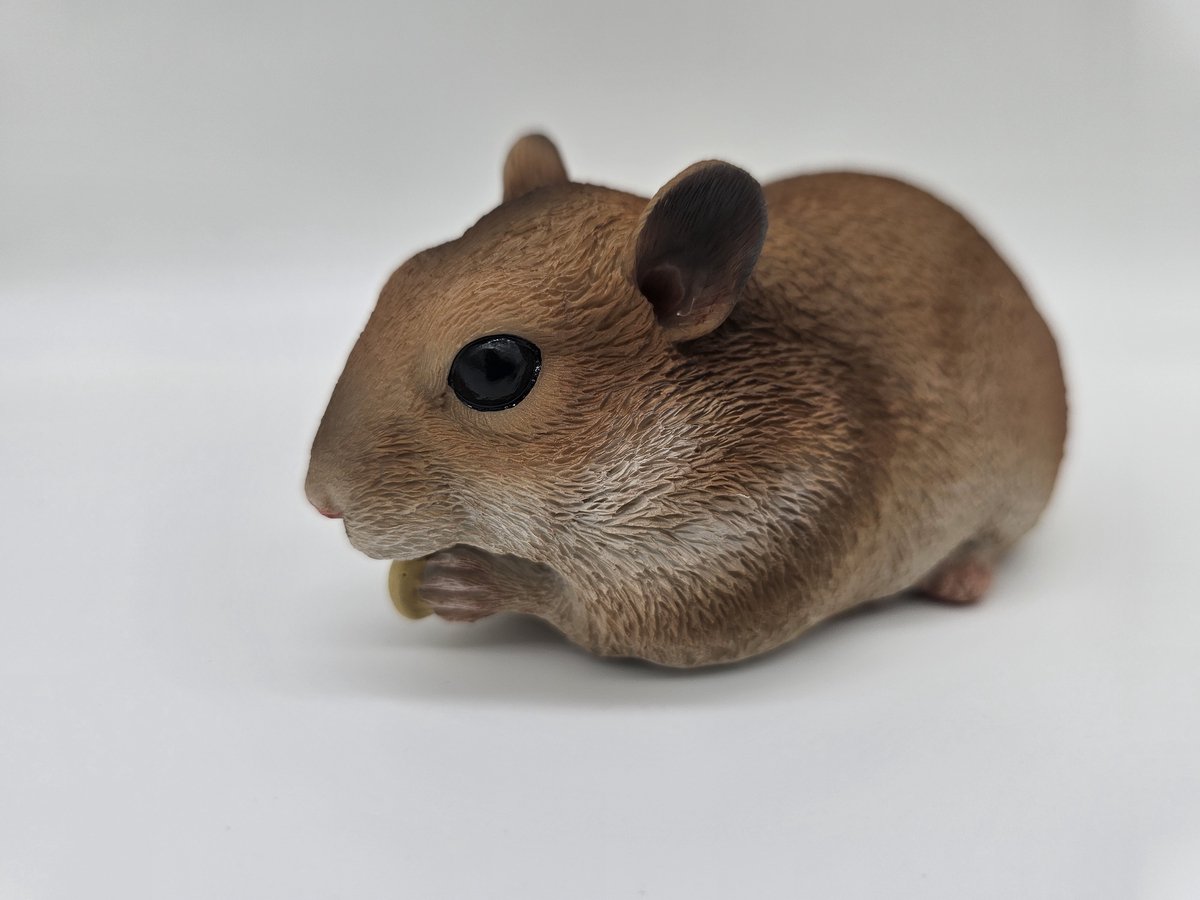 Hamster beeld 13 cm - BRUIN - mooi beeldje bijna levensecht - hele mooie definities in bruine uitgevoerd - polystone - beeld - hoogkwalitatieve kunststof - decoratiefiguur - interieur - accessoire - voor binnen - cadeau - geschenk
