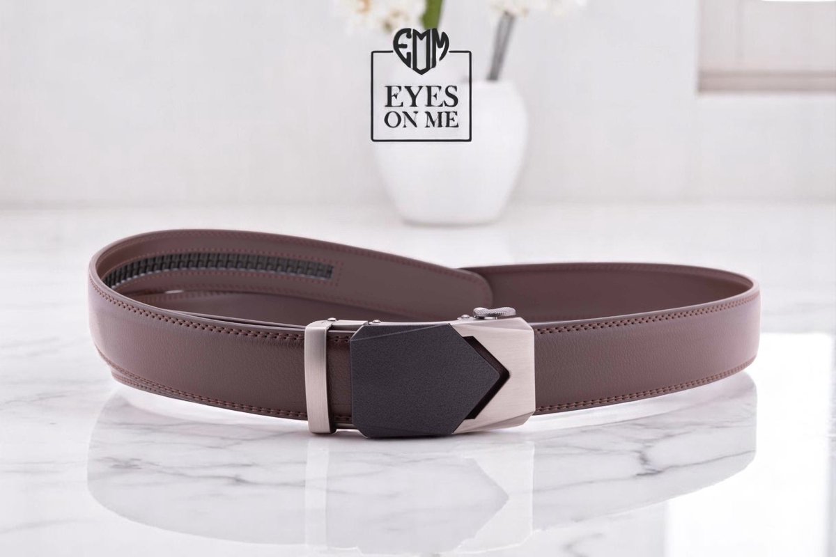 Bruine 150 cm lange lederen riem zonder gaatjes met automatische gesp voor heren met een maatje meer ( Model N040 )