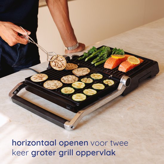 Man grilt plakjes aubergine en courgette, zalm en broccoli op een Safecourt contactgrill. De grill kan horizontaal openen.