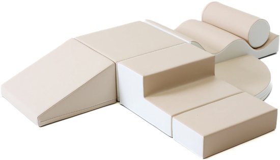 Zachte speelblokken in beige en wit, bestaande uit een helling, trappen, cilinder en gebogen elementen.