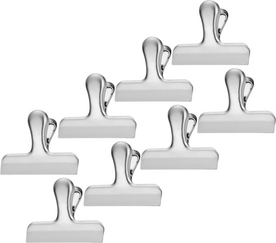 Sept clips de fermeture métalliques argentés sur fond blanc.