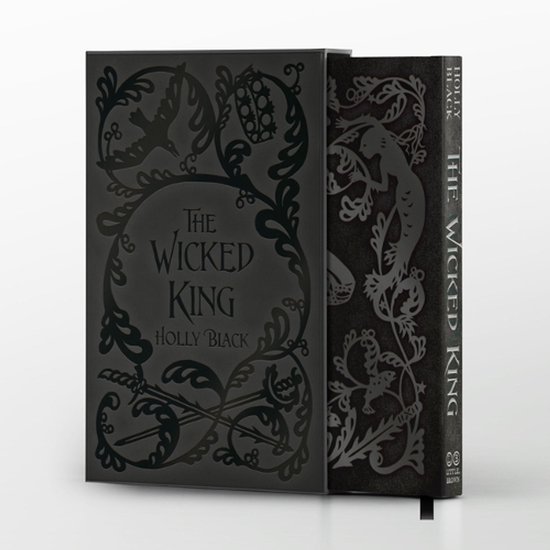 Leren boek 'The Wicked King' met zwarte versieringen, waaronder een kroon en een zeemeermin.