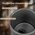 Zwarte melkopschuimer met duidelijke maatstreepjes voor 160ml en 350ml.