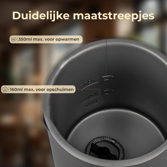 Zwarte melkopschuimer met duidelijke maatstreepjes voor 160ml en 350ml.