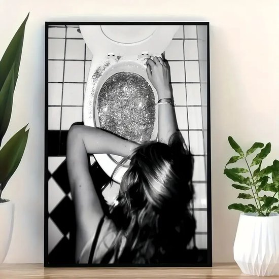 Affiche noir et blanc d'une cuvette de toilettes scintillante avec une femme aux cheveux blonds regardant dans les toilettes. Abattant de toilette scintillant avec des paillettes.