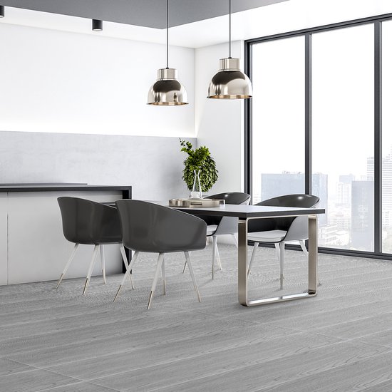 Lichtgrijze houtlook vloer in een moderne eetkamer met grote ramen en uitzicht op de stad.