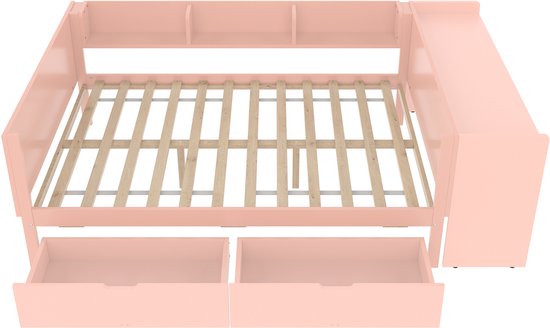 Roze slaapbank met bureau, boekenplanken en twee uitgeschoven lades.