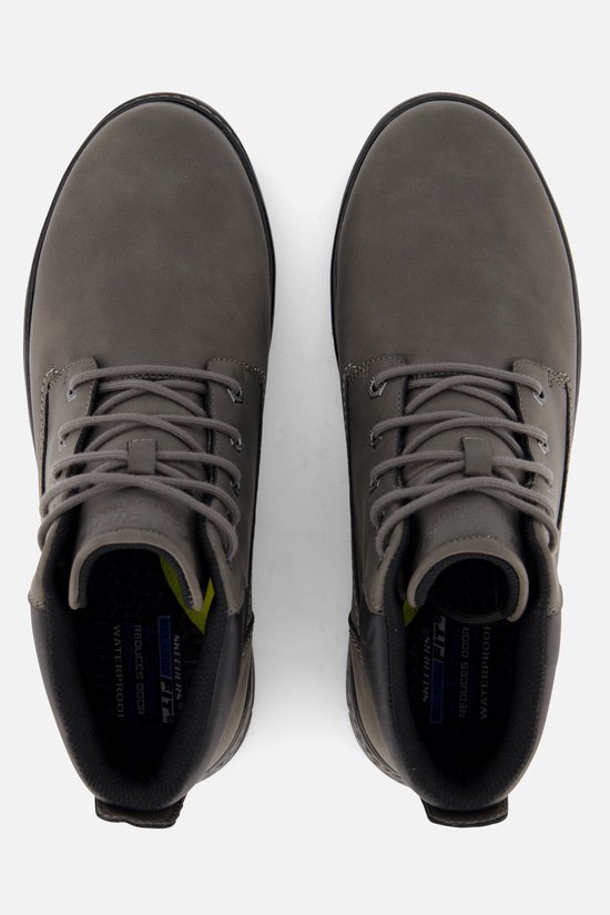 Grijze Skechers veterlaarzen van bovenaf gezien, met veters en 'WATERPROOF' opdruk.