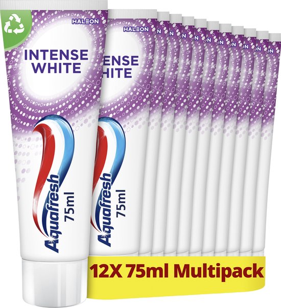 Twee Aquafresh Intense White tandpasta tubes vooraan, met 12x 75ml multipack. 100% recyclebaar.