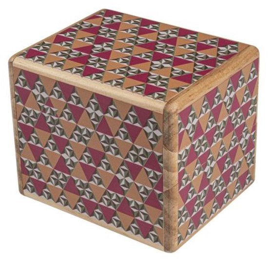 Gesloten houten puzzeldoos met een geometrisch patroon van rode, beige en groene driehoekjes.