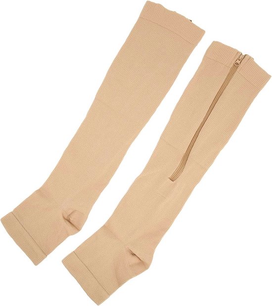 Paar beige compressiekousen tot over de knie met ritssluiting.