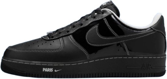 Zwarte Nike Air Force 1 met "PARIS" op de zijkant van de zwarte zool en witte stiksels.