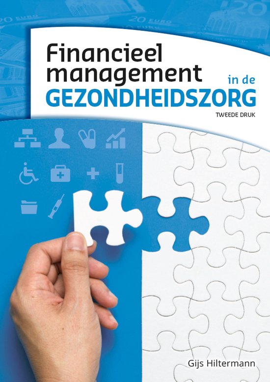 Boek "Financieel management in de gezondheidszorg" met puzzelstukken en zorgsymbolen. Een hand legt een puzzelstuk bij. Titel in blauw en zwart.