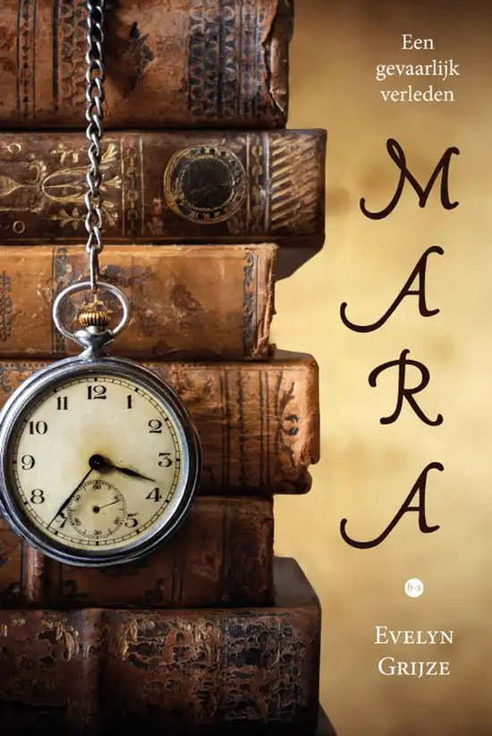 Een stapel oude boeken met een zakhorloge eraan een ketting. De titel 'Mara' is op de boeken geschreven.