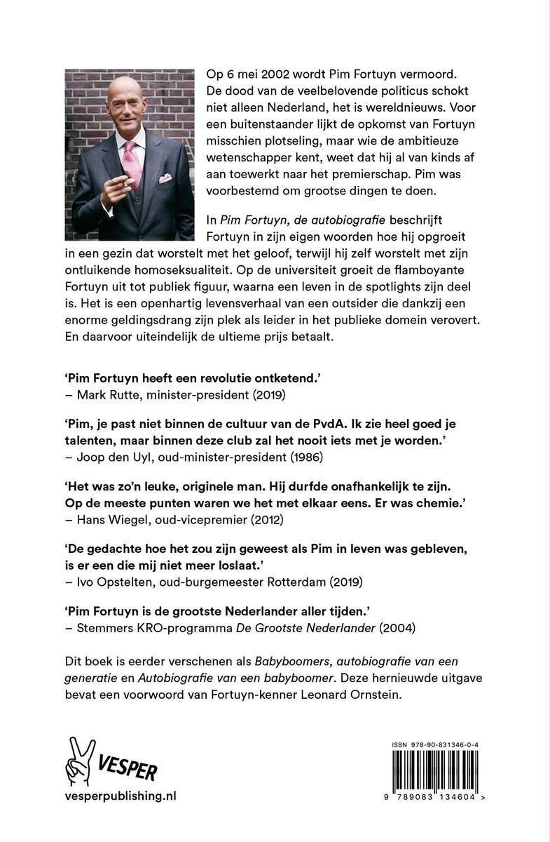 Pim Fortuyn staand in pak, lach, op de achtergrond tekst met citaten en informatie over zijn autobiografie.