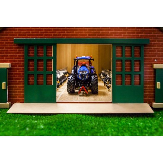 Binnenkant van een speelgoedboerderij met een blauwe tractor, rood-wit koeien en een groen dak.