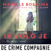 Een meisje in een wit jurkje, met haar handen voor haar gezicht, staat voor een raam in een vervallen kamer. De tekst 'IK VOLG JE' en 'DE CRIME COMPAGNIE' is zichtbaar.