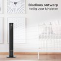 Zwarte bladloze CoolHome torenventilator in een kinderkamer, naast een wieg.