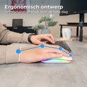 Hand rust op witte muis met RGB verlichting, die comfortabel op het bureau ligt. De blauwe lijn illustreert de ergonomische grip.