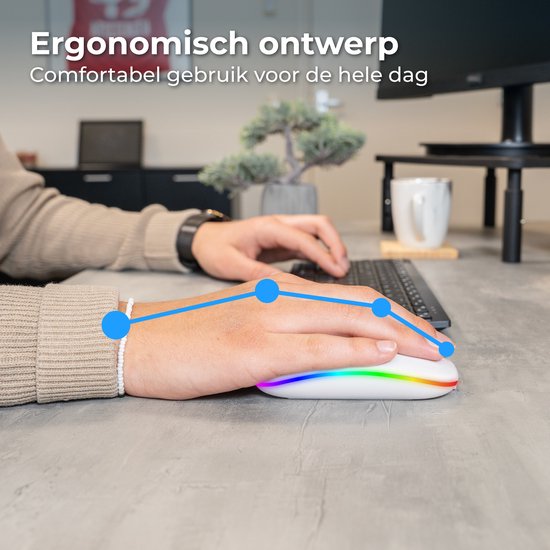 Hand rust op witte muis met RGB verlichting, die comfortabel op het bureau ligt. De blauwe lijn illustreert de ergonomische grip.