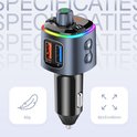 Grijze Wegman Bluetooth FM-zender met twee USB-poorten (één QC 3.0, één PD 30W) en gekleurde LED-verlichting.