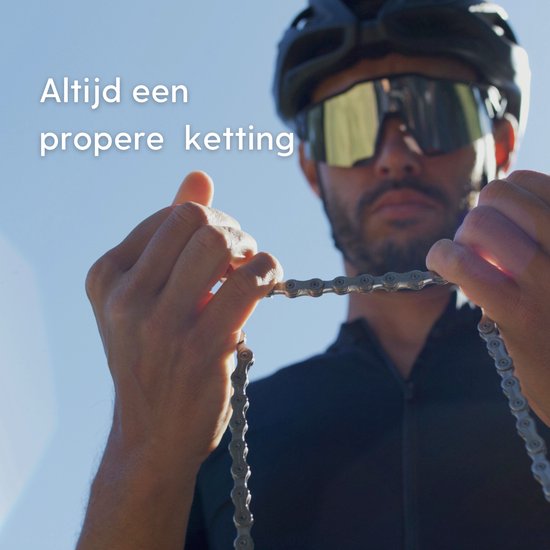 Een man met een helm en zonnebril houdt een fietsketting vast. Tekst: 'Altijd een propere ketting'.
