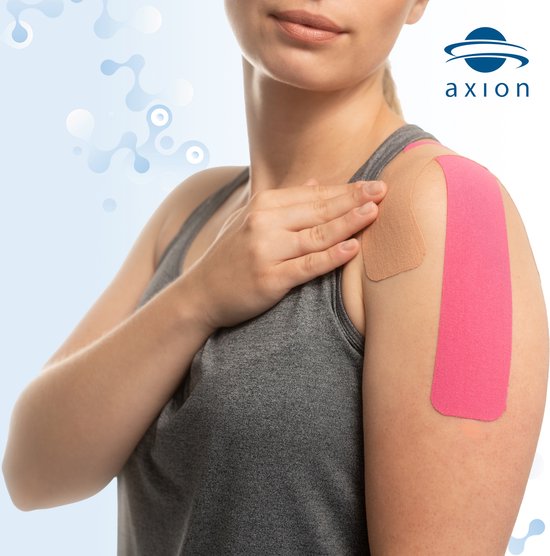Vrouw met roze en huidkleurige kinesiotape op haar schouder.