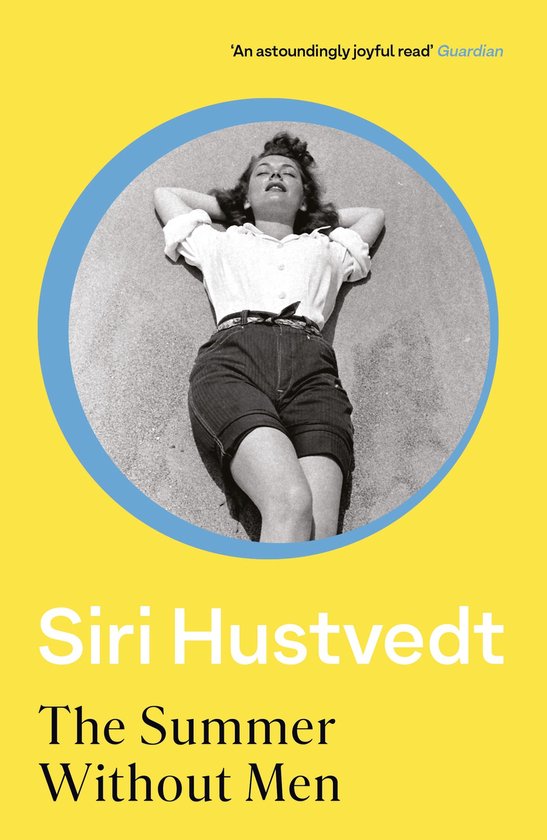 Een vrouw ligt op het strand, gekleed in een wit hemdje en korte broek. De titel 'The Summer Without Men' en 'Siri Hustvedt' staan onderaan.