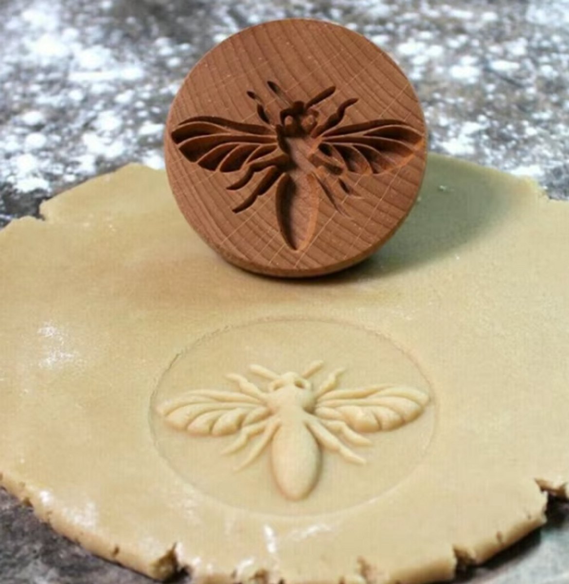 Houten Koekjesstempel 6,5 cm - Bee - Bij - Bijtje - Bijen - Stempel - Vormen voor Koekjes Bakken - Cookie - Duurzaam - Bio - Natuurlijk - Koekjes Mal - Koekjes Vorm - Koekjes Stempel - Patroon