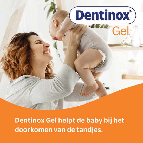 Vrolijke moeder die haar baby optilt. Dentinox Gel helpt de baby bij het doorkomen van de tandjes.