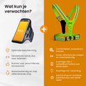 Groen hardloopvest met reflecterende strepen en een telefoonhoesje. Waterdicht met verstelbare band.