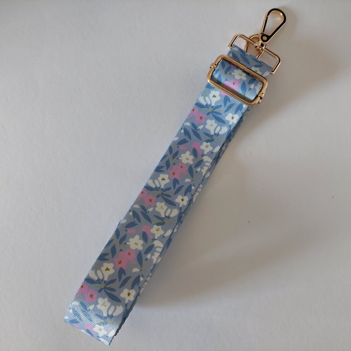 Tashengsel - messing details - verstelbaar - kleine bloemetjes motief - licht blauw - wit - rose