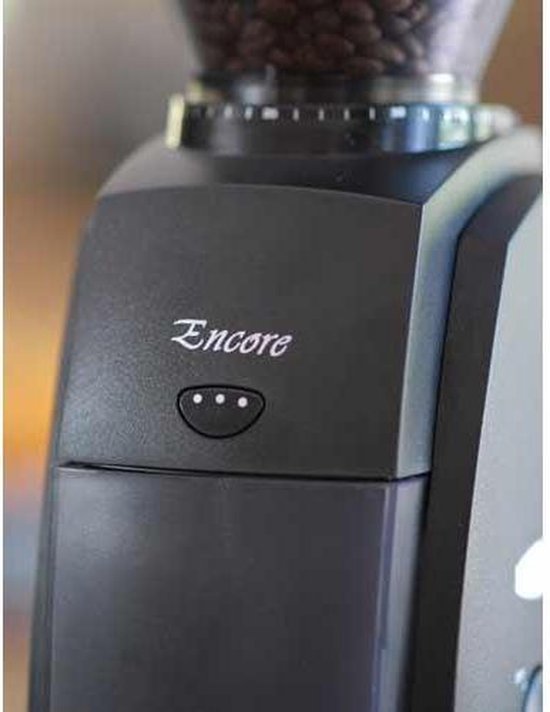Close-up van de zwarte elektrische koffiemolen 'Encore' van Baratza, met de 'Encore' logo en knoppen.