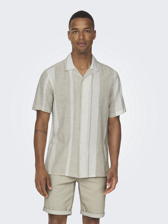 Man met een beige kortarmig gestreept overhemd en beige shorts.