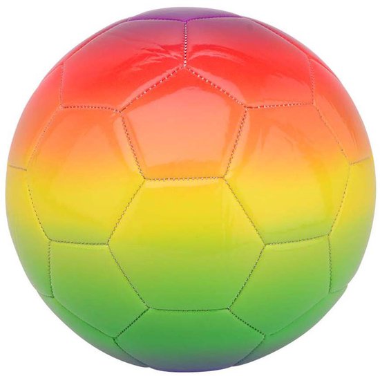 Voetbal met regenboogkleuren, van paars via rood en oranje naar geel en groen.