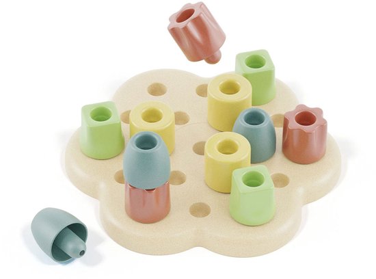 Houten peg sorter met blauwe, gele, groene en rode pinnen op een lichtbruin basis.