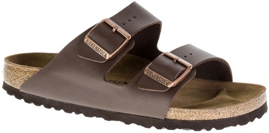Donkerbruine Birkenstock Arizona slipper met twee gespen en kurken zool.