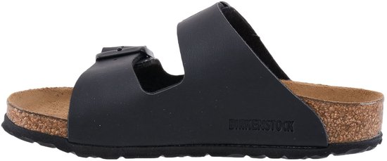 Zwarte Birkenstock Arizona slipper met merknaam.