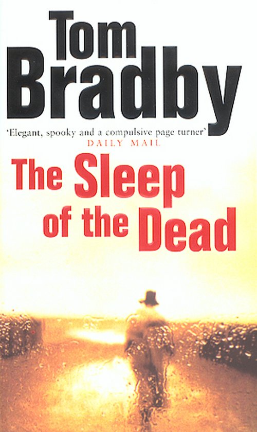 Boekhoes met de titel 'The Sleep of the Dead' door Tom Bradby. Een figuur in een hoed staat op een natte weg.